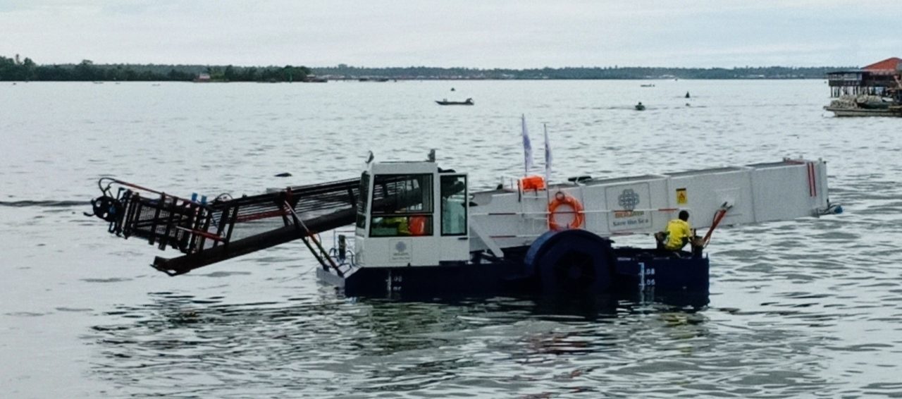 Floating garbage collecting project launched in Semporna