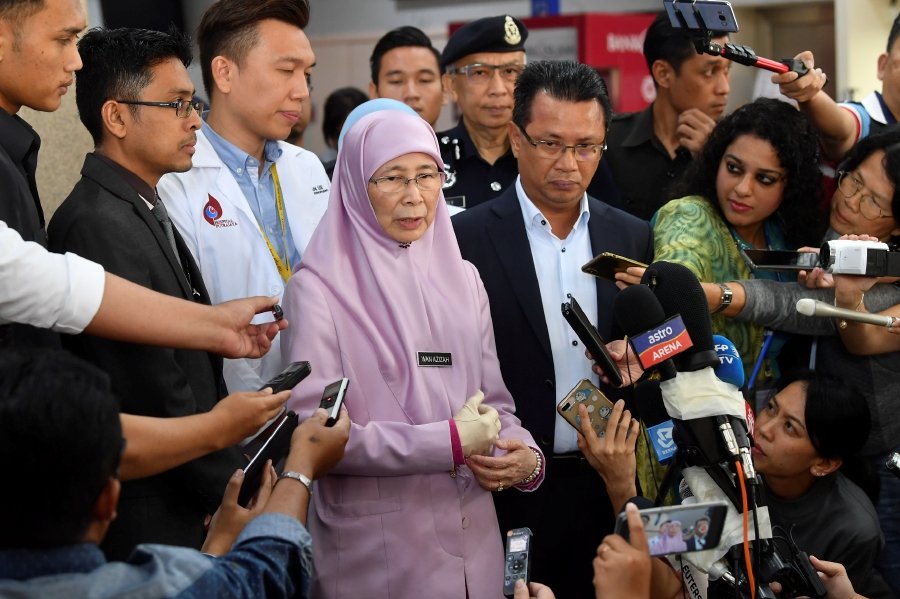 DPM gives stingless bee honey to Momota