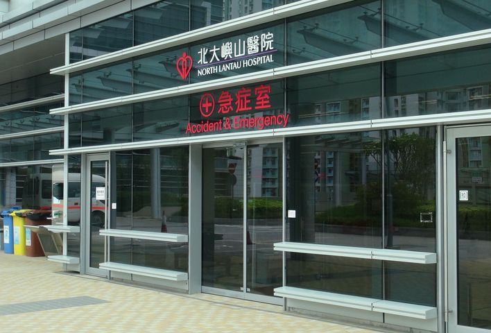 救护电单车港珠澳桥遭旅游巴撞 铁骑士受伤送院