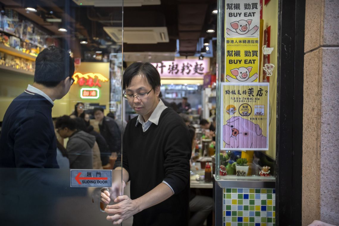 Hong Kong protest shoppers build 'yellow' economy, reward businesses that support their cause