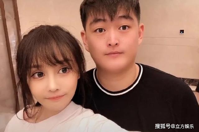 原创 赵本山儿子近照曝光！阔气请友人打台球，模样与走路都神似老爹