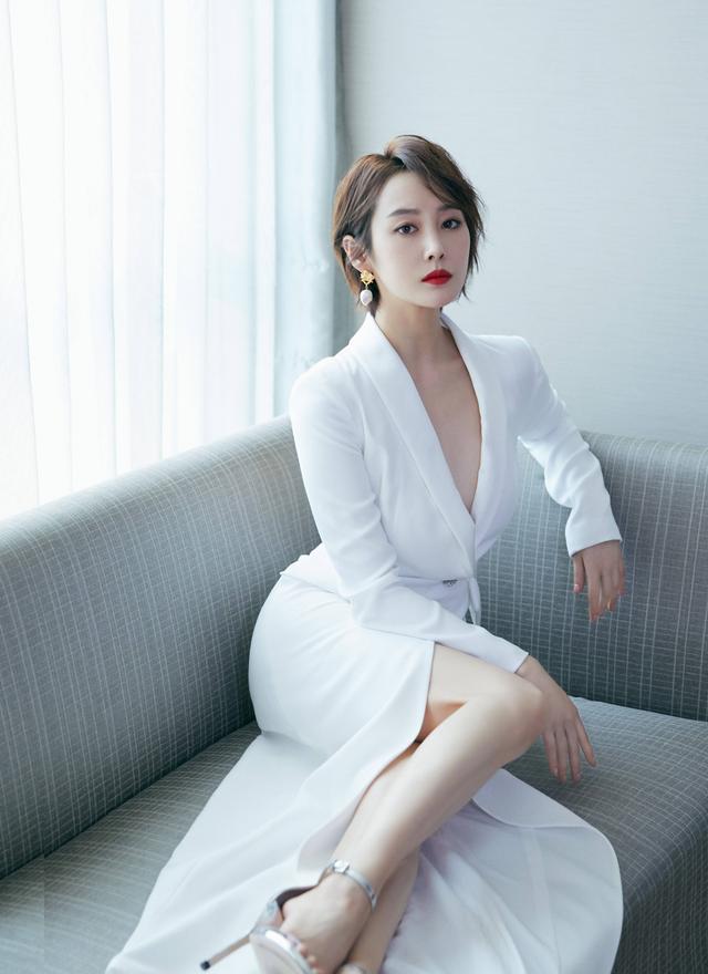 李纯散下波浪卷秀发，拍摄复古照片，这样的“司理理”你爱了吗？
