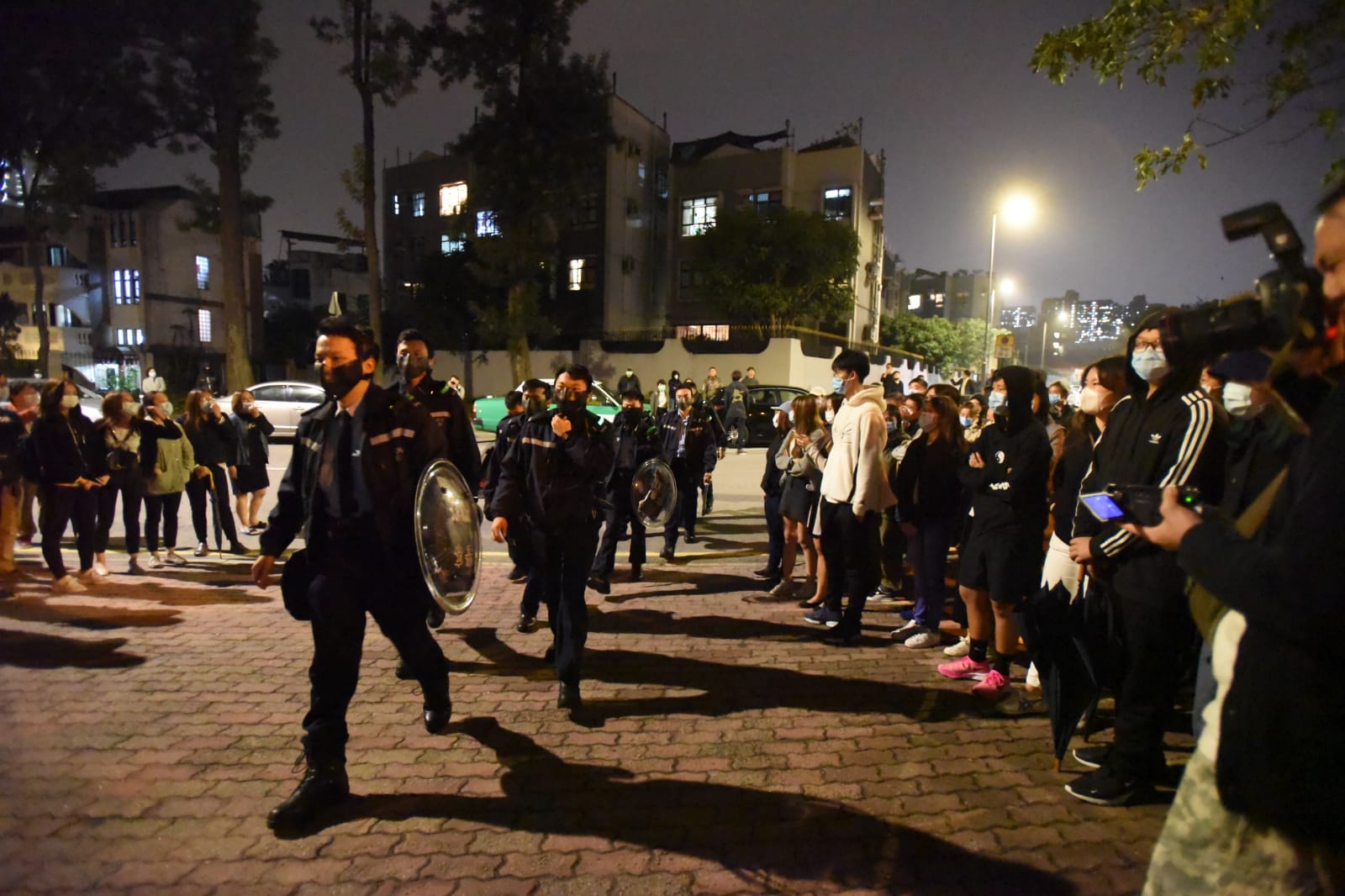 土制炸弹案29岁男被告还押4月再讯 辩方指警农田检炸药却无泥土