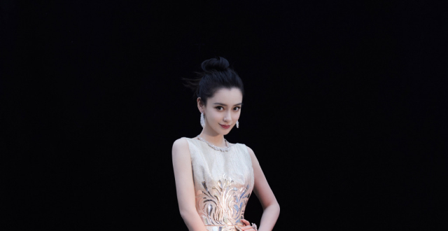 杨颖化雀斑妆，穿白色镂空连衣裙躺地上，31岁辣妈尽显清纯感