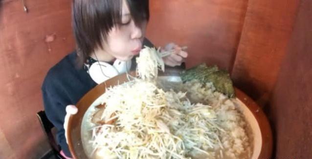 小哥哥直播吃面条，2小时吃完“1缸”，网友：胃容量有128G吧？