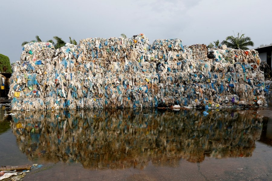 France takes back 43 illegal waste containers from Malaysia