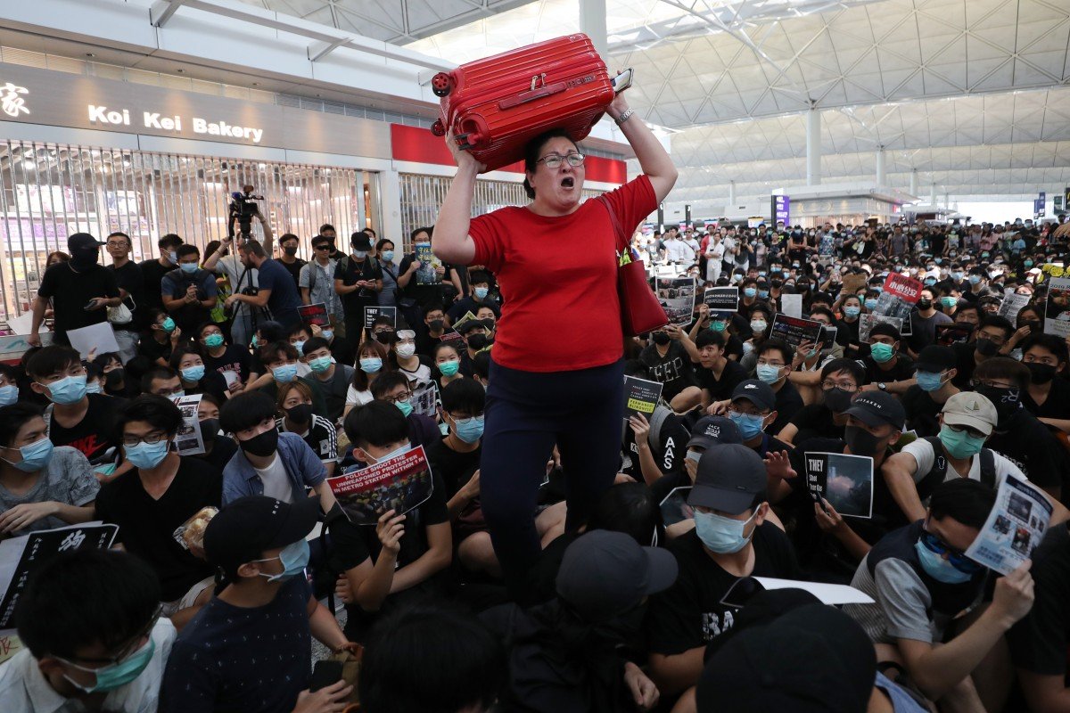 Traveller numbers at Hong Kong airport in biggest drop since 2009