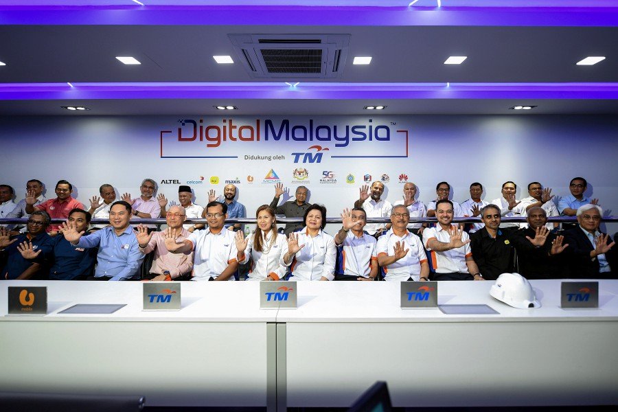 PM gets glimpse of 5G demo in Langkawi, happy with progress