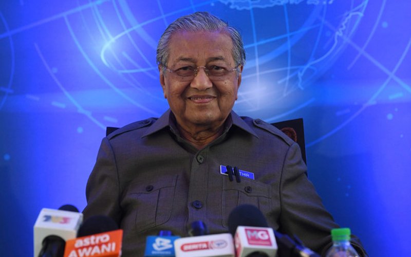 Mahathir takes a swipe at those who back Bossku