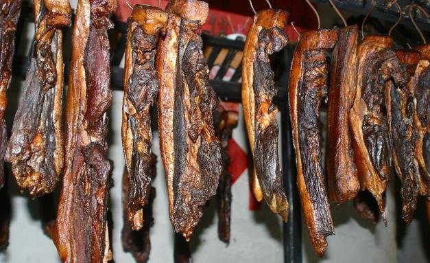 李子柒做的腊味也太诱人了，湖南的烟熏腊肉腊肠，真的是年味十足