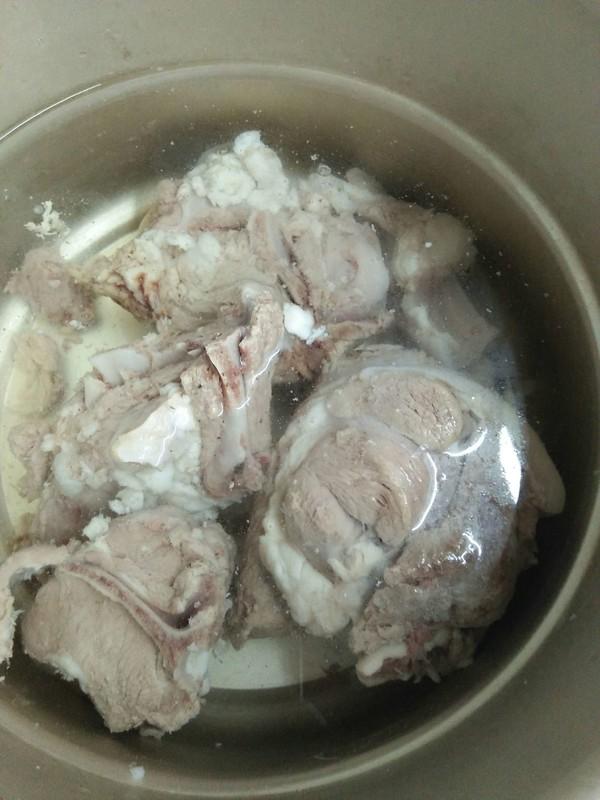 炖羊肉时，最“迷人”的香料是它，用了会使羊肉变味，别再放错了