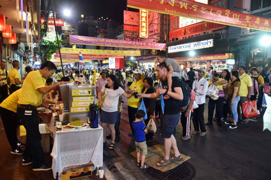 Bangkok street-food stalls try to give up plastic bags