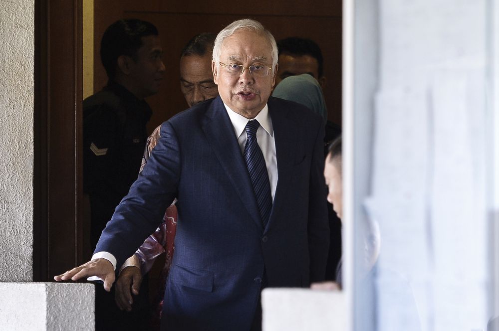 Stumbling for answers at SRC trial, Najib tries but fails to get pointers from own lawyers