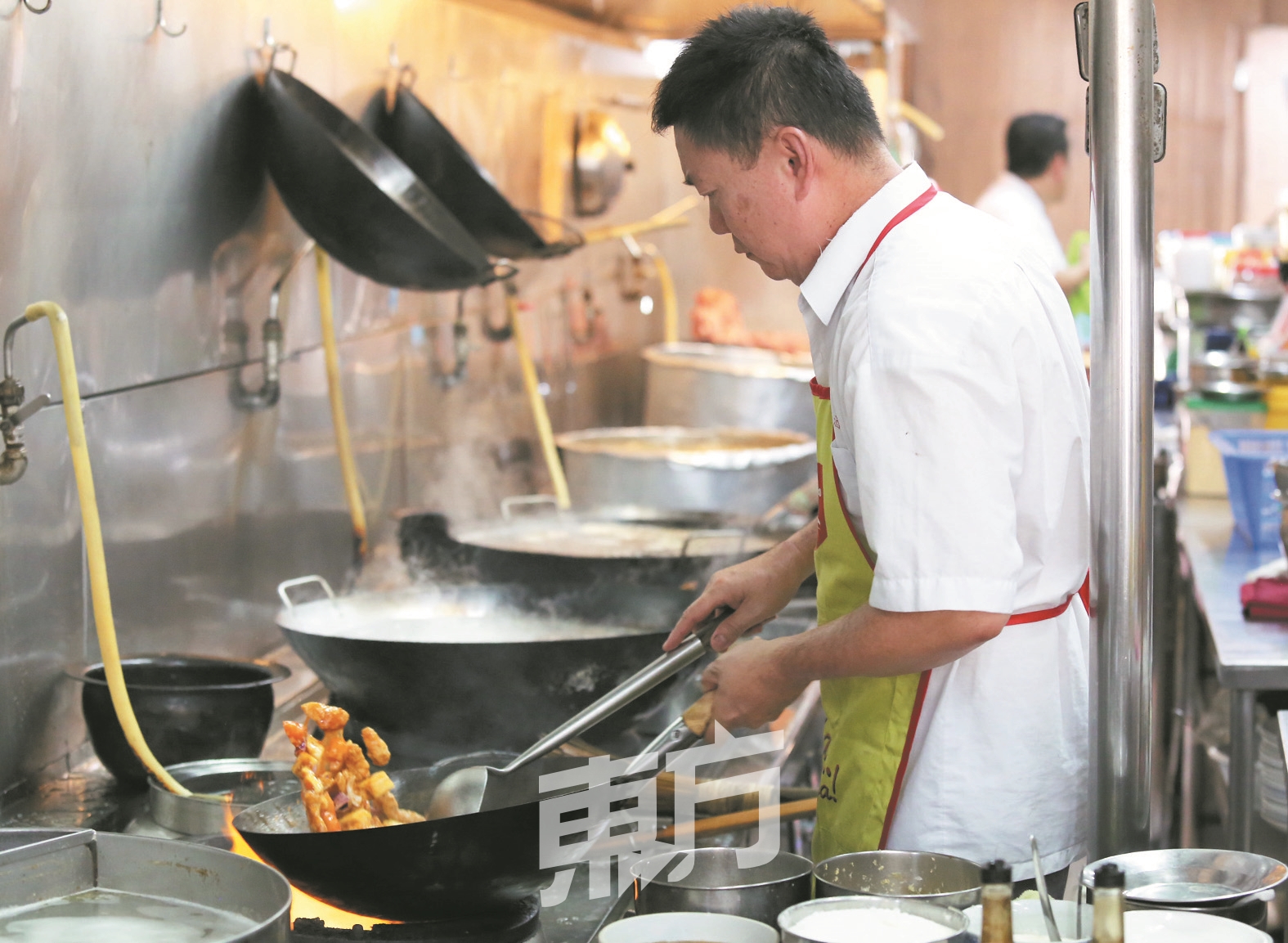酒家送上佳肴　贫困家庭温暖过年