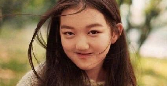 李嫣晒美照送新年祝福，半扎丸子头露娇羞，少女感满满