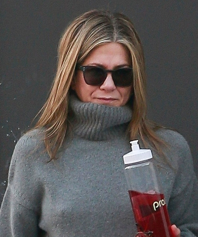 Jennifer Aniston Just Wore the Perfect Turtleneck for Cuddling