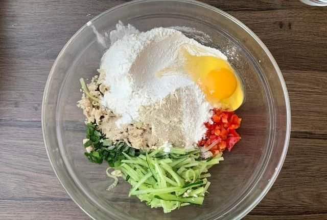 减肥常吃这种肉，营养又便宜，搭配黄瓜做成早餐
