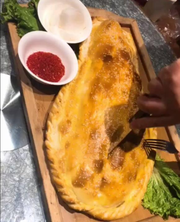 加班半月，老板请客端来1张“饼”，同事集体想辞职，饼切开后愣了
