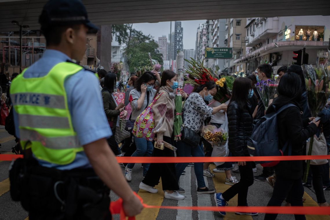 Hong Kong police fire tear gas to disperse Mong Kok protesters