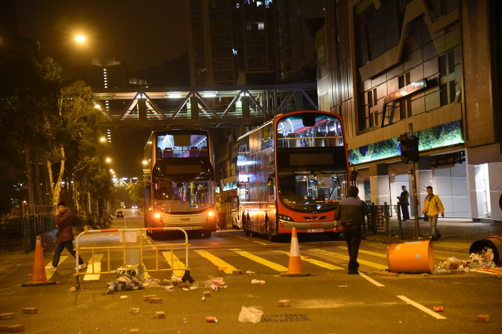 【修例风波】50防暴警深夜清拆尚德邨连侬墙 持长枪戒备