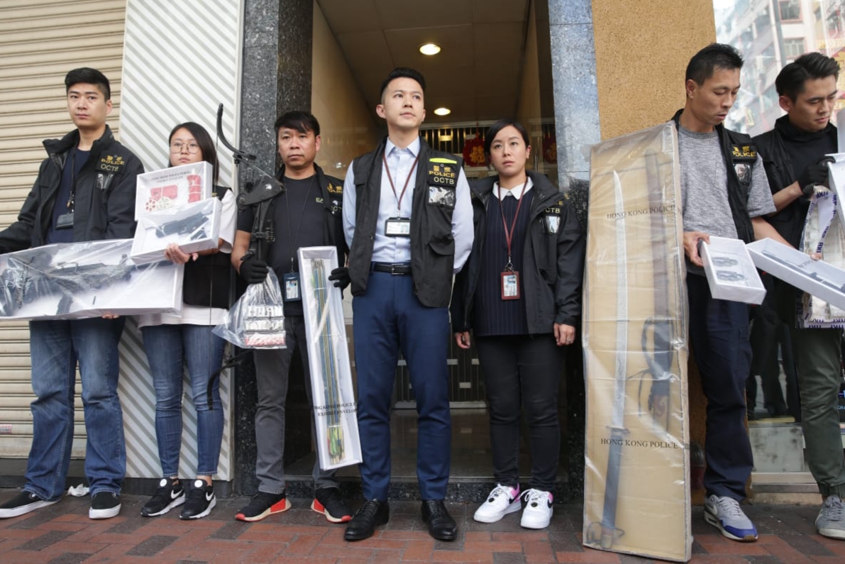 警拘3男1女检武士刀及仿制枪械 疑新年游行制造混乱