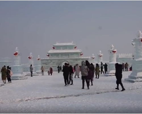 冰雕刻出城墻护河 山西冰雪世界迎新岁