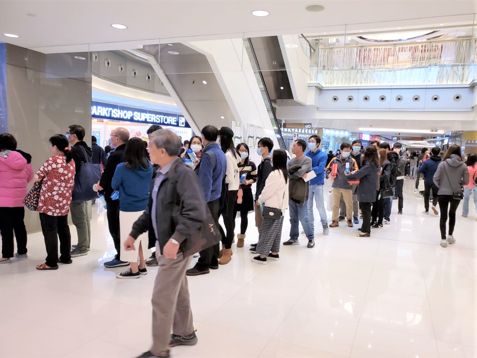 【新冠肺炎】市民排长龙买口罩 店铺限购每人一包