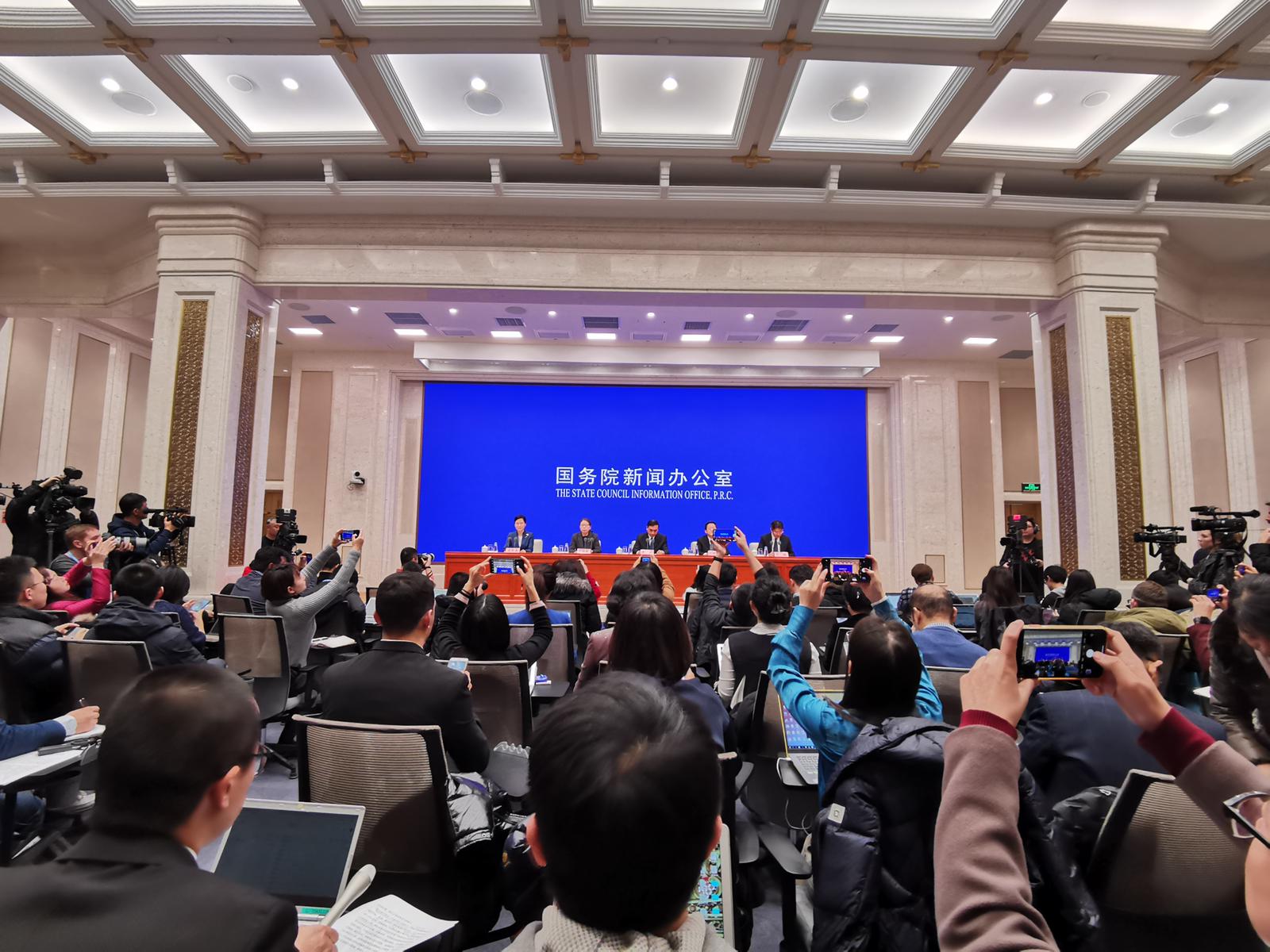 【新冠肺炎】要求记者除口罩 卫健委记者会现场传咳嗽声