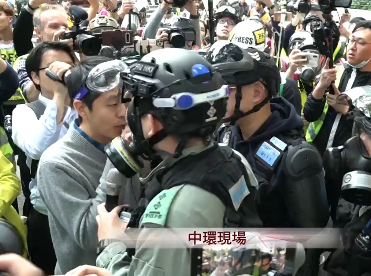【修例风波】许智峯与在场警员口角 促警停止挑衅市民
