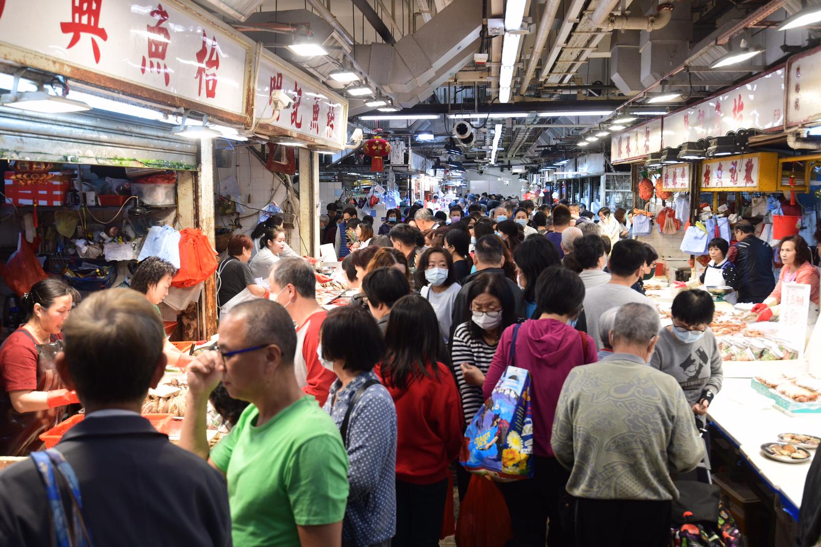 街坊戴口罩买餸煮团年饭 活鸡价与去年相若