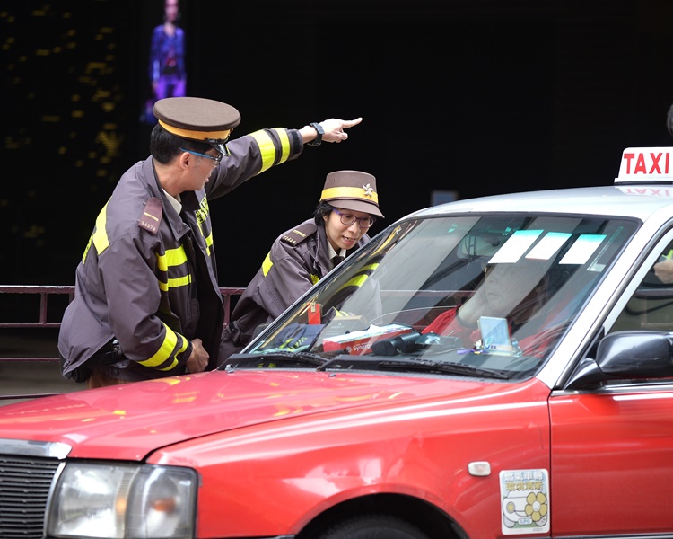 香港仔西环一连7日反违泊 严厉执法即时票控