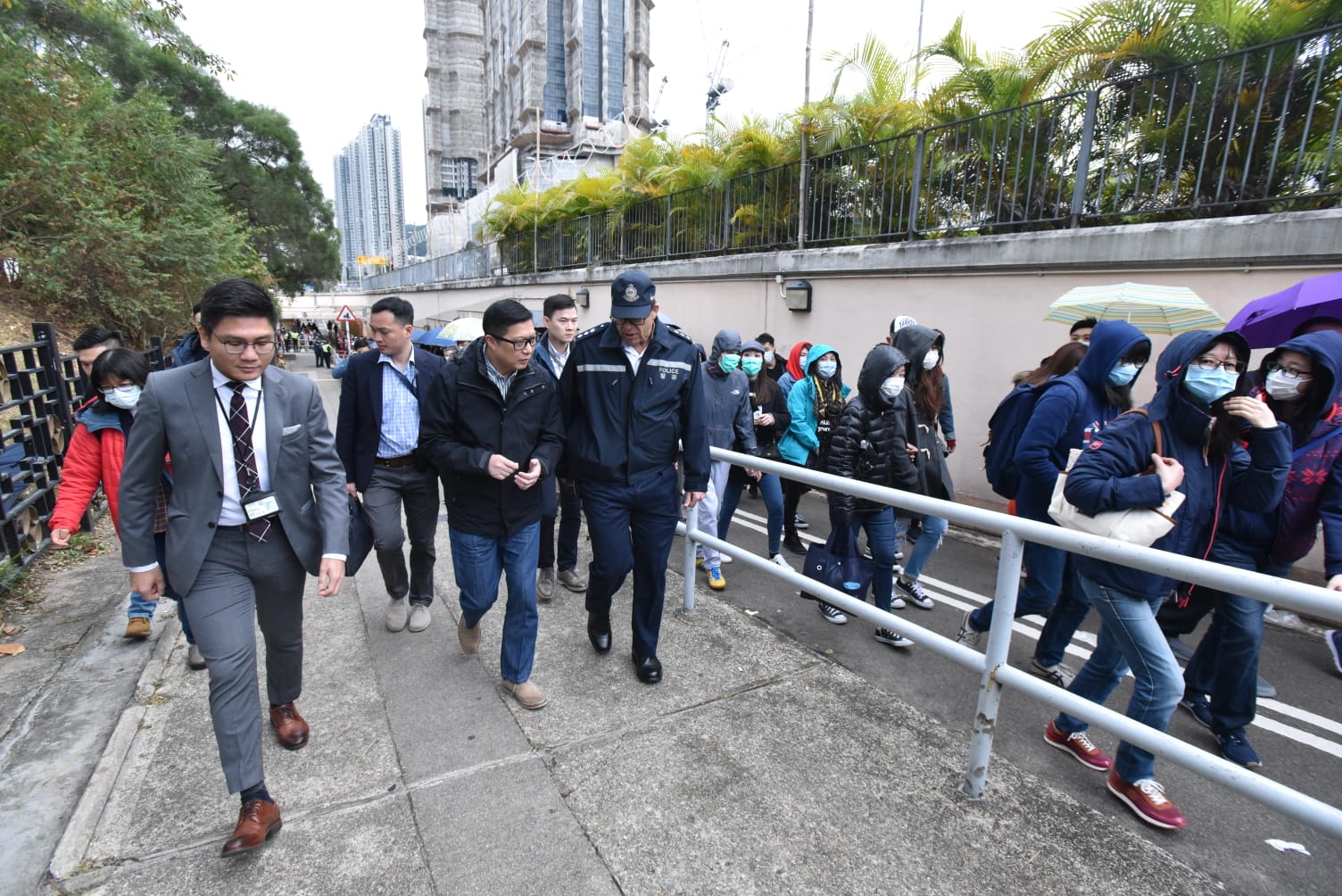 邓炳强巡视大埔林村及车公庙 为前缐警员打气