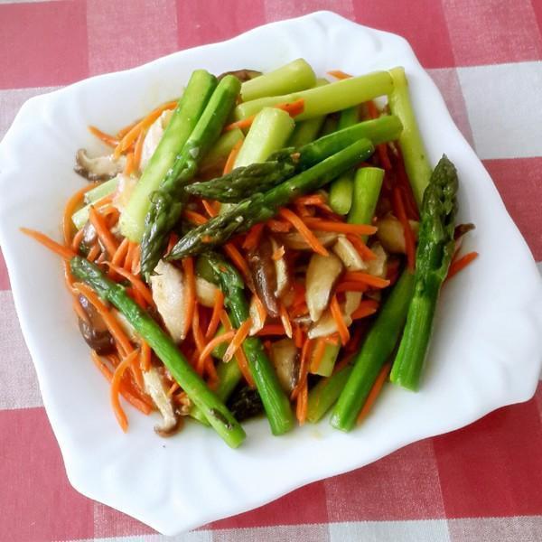 美食推荐：红烧鲤鱼，芦笋炒香菇，鸡丁小炒，肥肠豆腐煲
