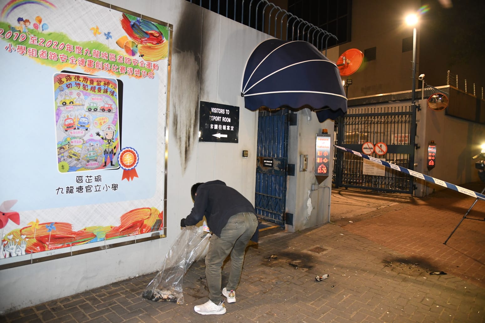 9小时4宗 红磡旺角葵涌警署警车被掷汽油弹