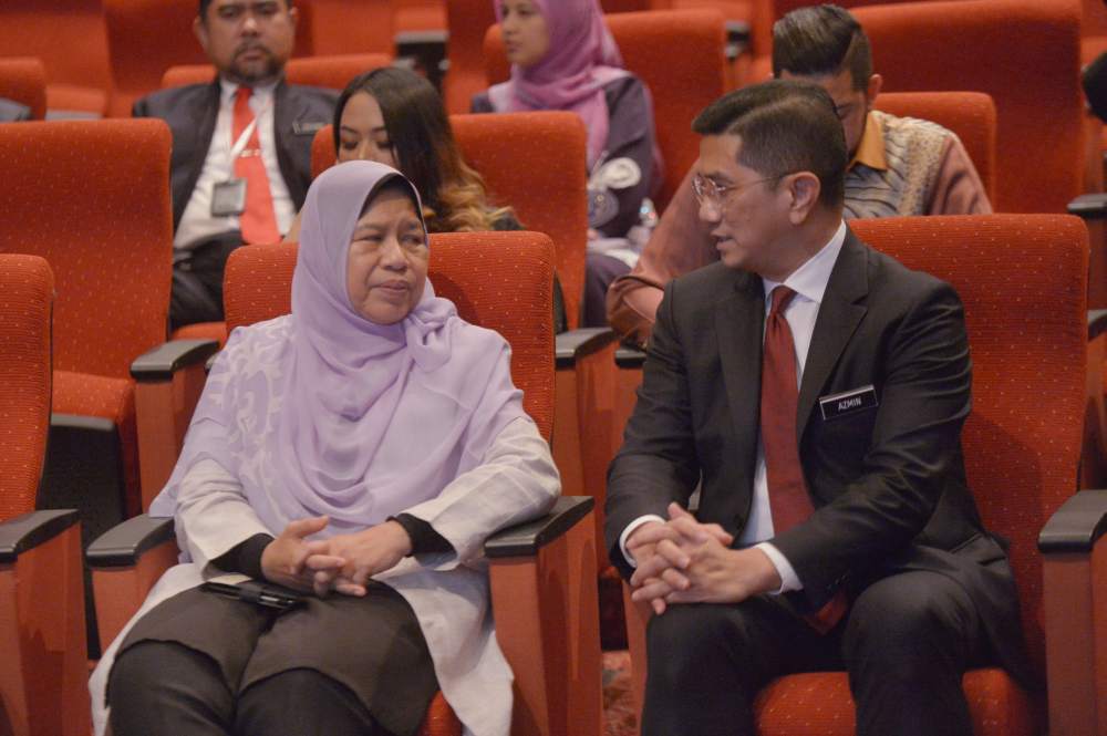 Azmin needs to defend Zuraida to maintain clout in PKR