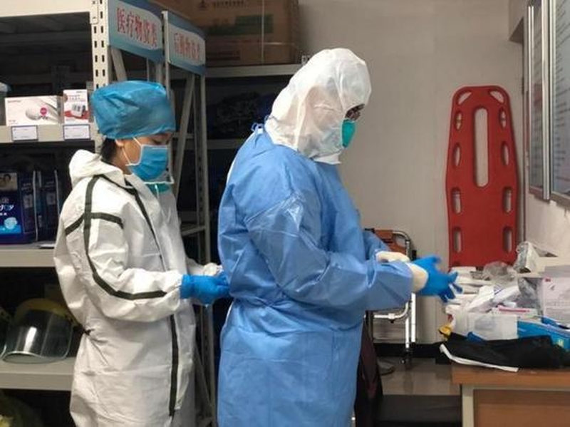 【新冠肺炎】穿上防护衣去厕所成难题 传医护人员穿纸尿裤少喝水