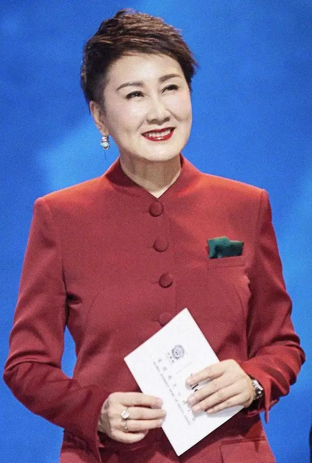 张凯丽无需扮嫩装年轻，穿红色西装配阔腿裤亮相，短发造型A爆了