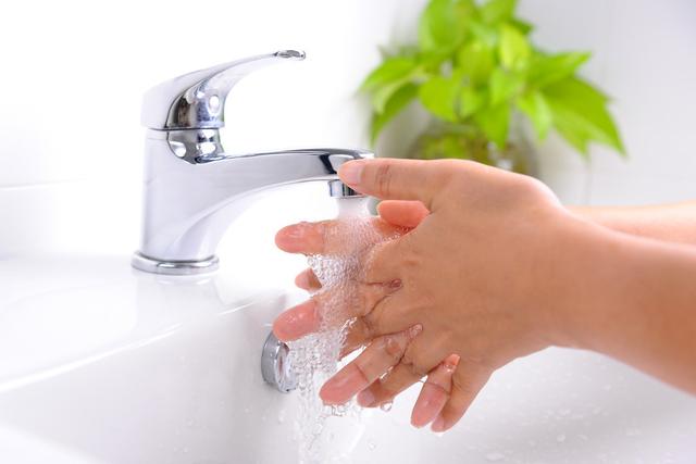 肥皂、酒精、抗菌洗手液，提醒：选对才能清除病毒