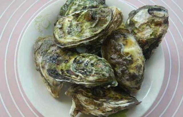 烤生蚝还有“真假之分”？海鲜大厨：遇到这3种生蚝，打折也别买