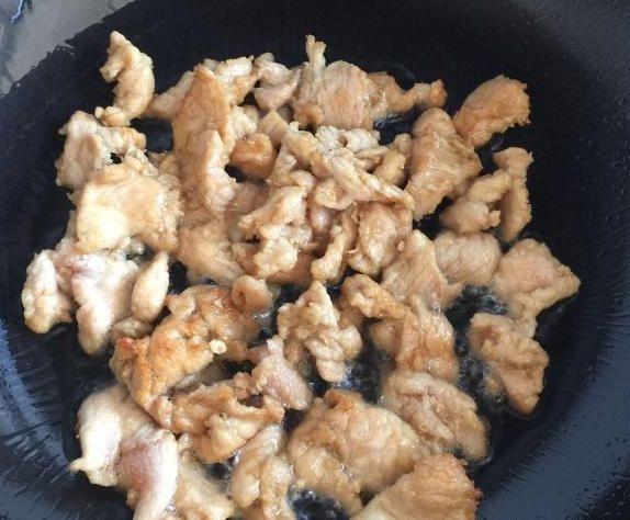 媳妇将肉和豆腐一起炒，嫌弃说是“猪食”，尝后：当猪也挺好