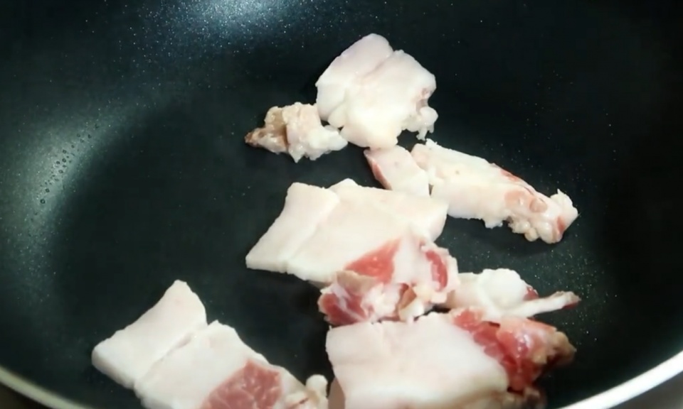 天气严寒，买块豆腐来做个豆腐煲，汤汁浓郁，豆腐外酥里嫩！