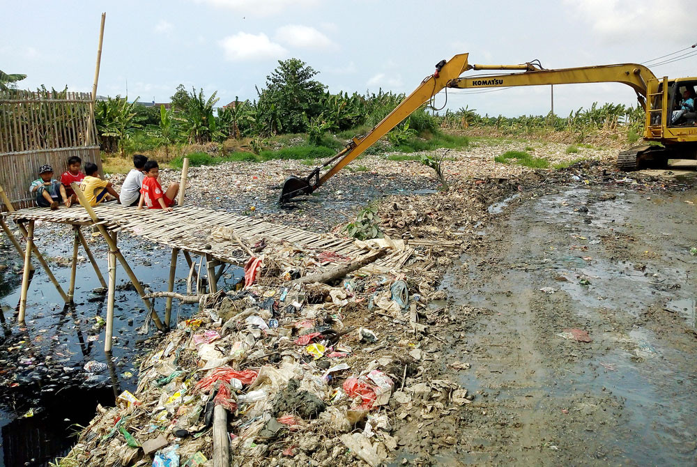 West Java to build waste treatment sites to turn plastic into raw materials, fuels