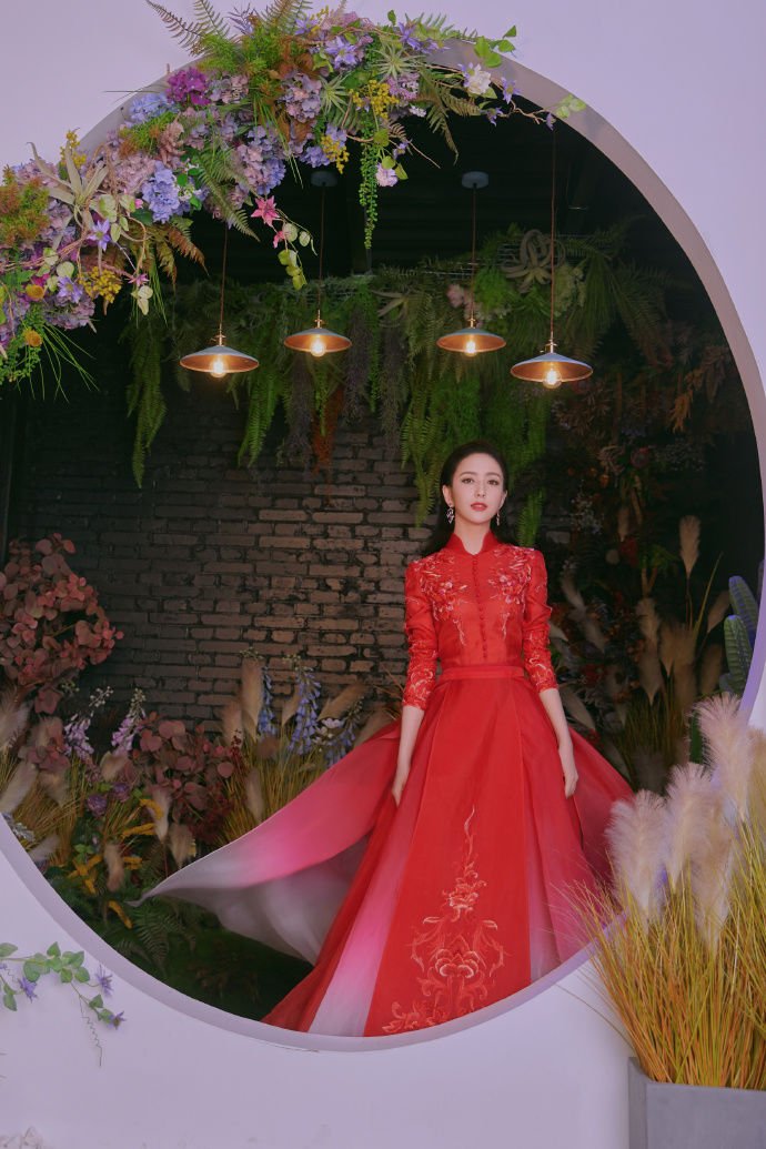 佟丽娅晒美照送祝福，穿刺绣红裙气质佳，妆容精致美貌动人
