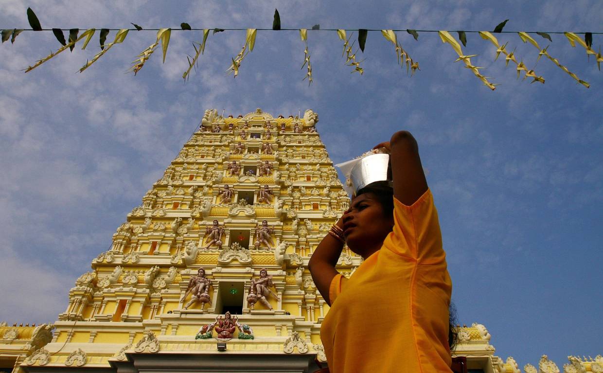 What to do at the beautiful Penang Waterfall Temple (Arulmigu Balathandayuthapani Temple)