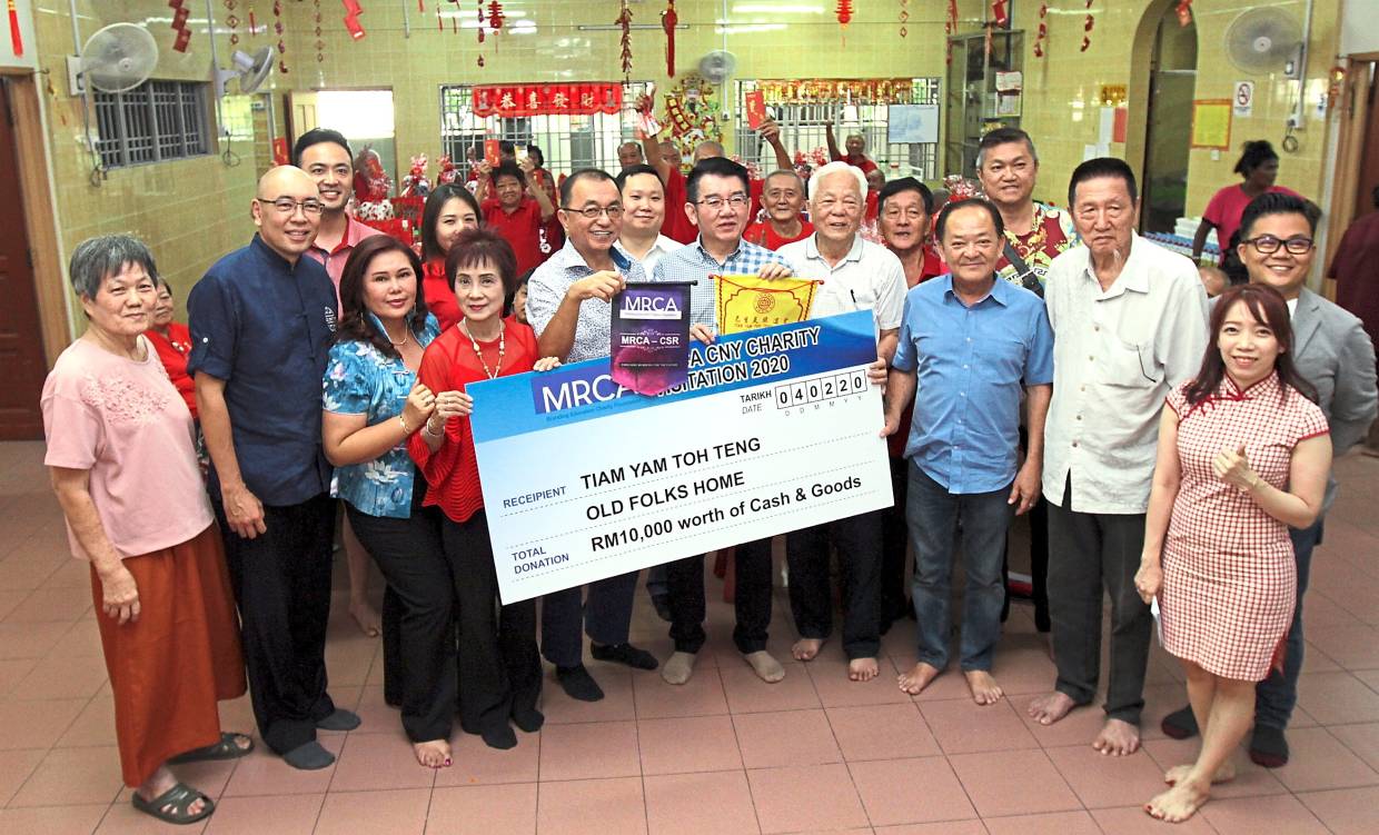 Foundation fetes elderly in Klang home
