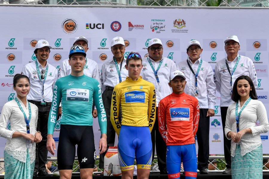 Dr Mahathir calls on more corporate companies to sponsor sporting events