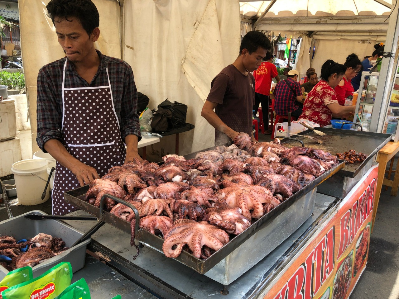 'Kerak telor', grilled octopus spice up Cap Go Meh in Jakarta