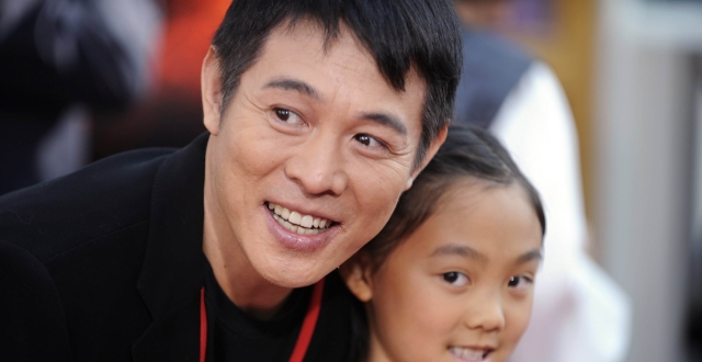 李连杰19岁女儿近照罕见曝光，和朋友聊天气质出众，名媛范十足