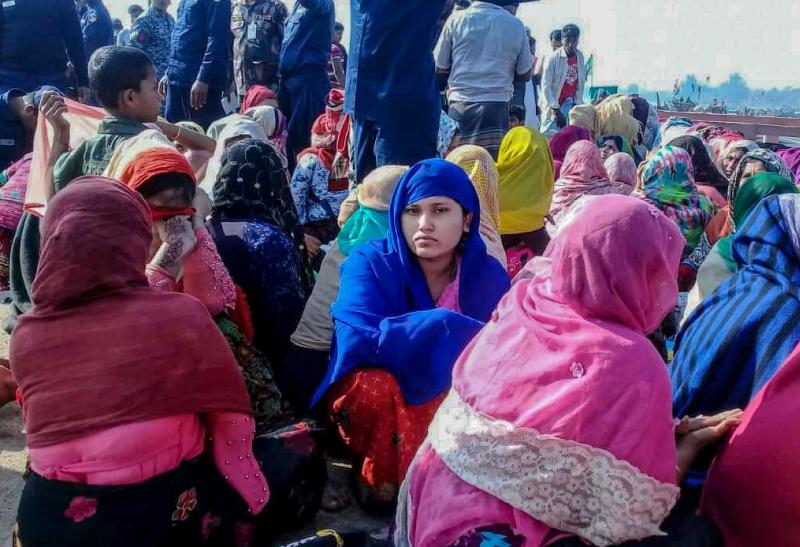 At least 15 refugees drown after boat sinks off Bangladesh