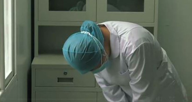 支援武汉母突病逝 护士泪崩朝家方向“三鞠躬”